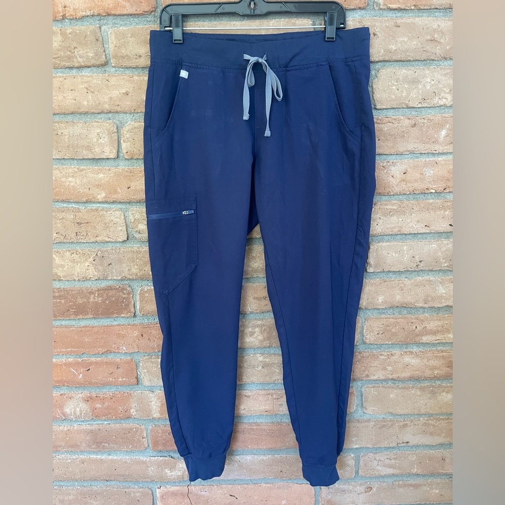 Figs •Zamora scrub joggers